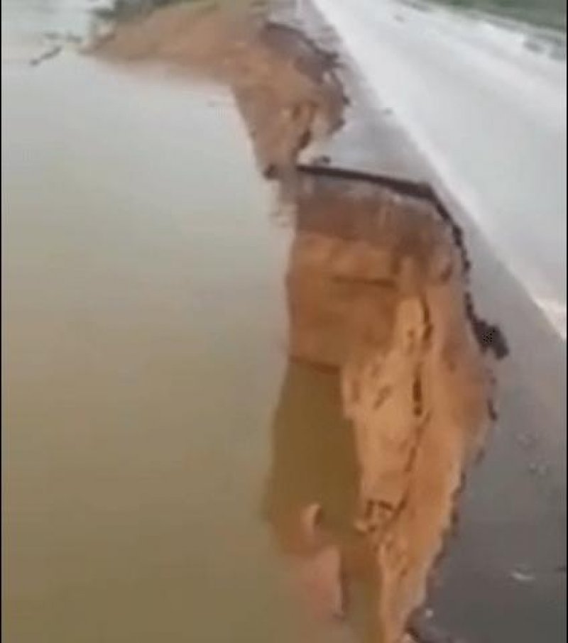 Vídeo: Trecho da BR-364 na Ponta do Abunã cede com a cheia do Madeira