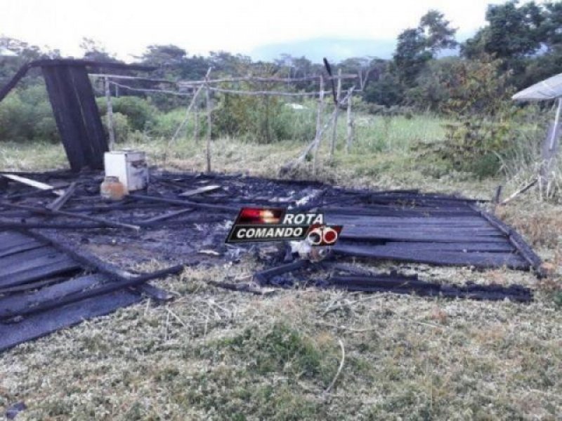 Casas de Aldeia Indígena são incendiadas e totalmente destruídas, em Santana do Guaporé