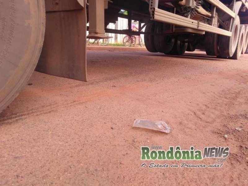 Criança é atropelada por carreta ao atravessar a rua atrás de pipa, em Rolim de Moura