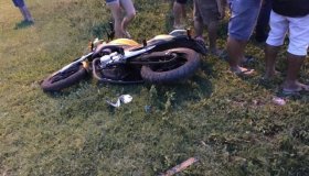 Motocicleta CB300 colide com camionete em cruzamento no centro de Rolim de Moura