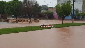 Rolim: Igarapé transborda e deixa rua Rio Madeira alagada