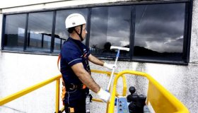 Serviços fecham 2017 com queda de 2,8%, segundo IBGE