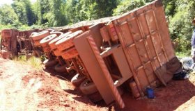 Carreta carregada com soja tomba na zona rural de Alto Alegre