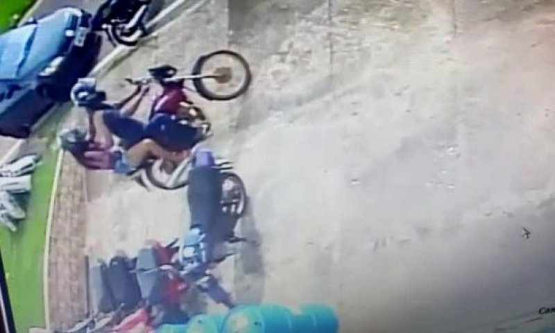Casal é flagrado furtando motocicleta no centro de Rolim de Moura; vídeo