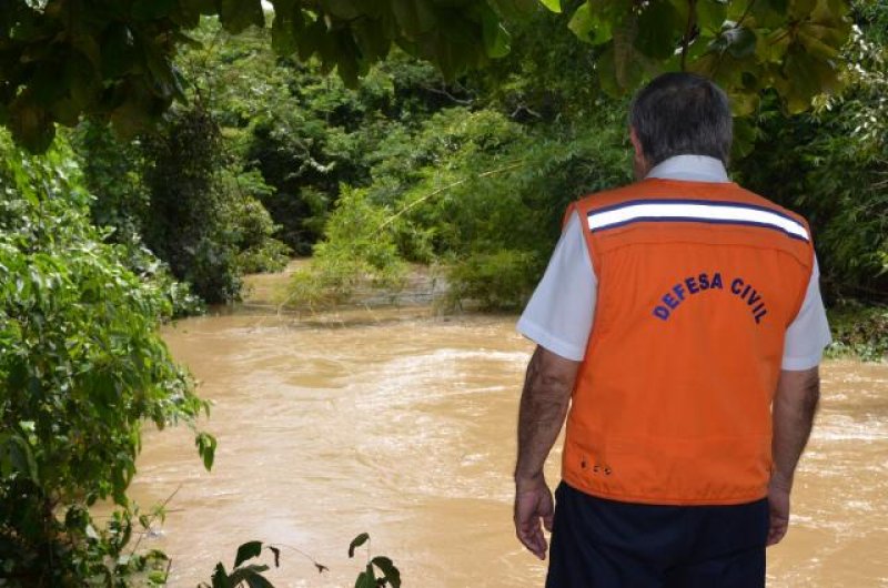 Rios de Cacoal transbordam e alagam residências