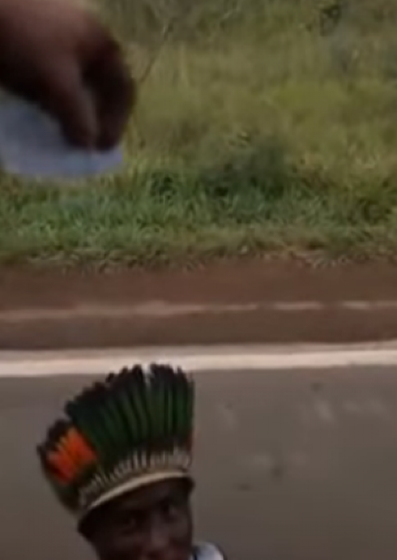 Índios atacam caminhoneiros a flechadas após motorista de picape furar bloqueio de pedágio ilegal na BR-364