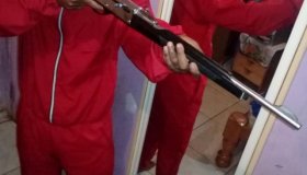 Foragido é preso após publicar fotos com arma e fantasia de