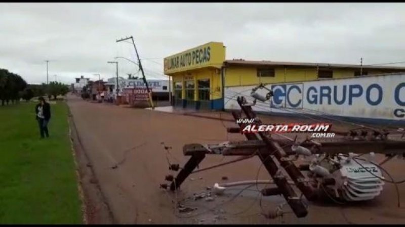 Rolim: Motorista perde o controle da direção e bate em poste na Avenida 25 de Agosto