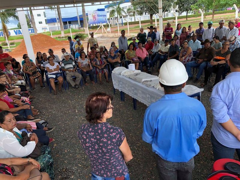 Idosos atentos as informações durante a palestra.