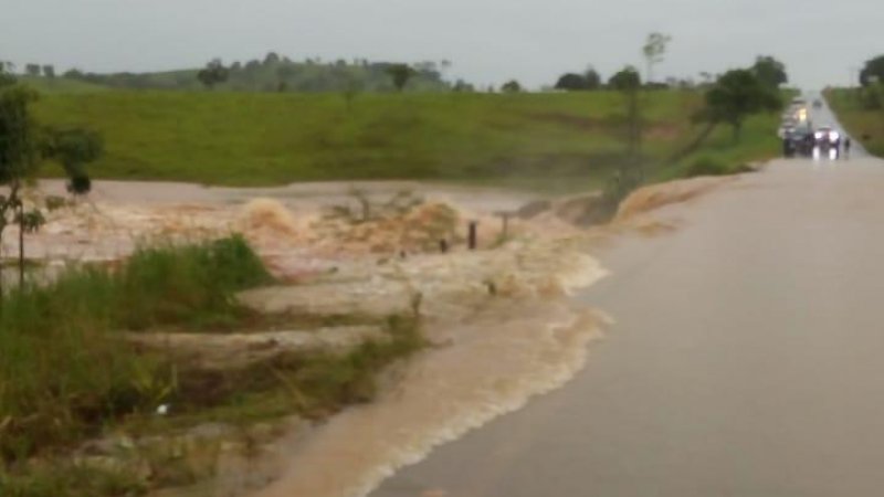 Foto 3 da matéria: Água deixa trecho da RO-010 intransitável, próximo a Nova Brasilândia