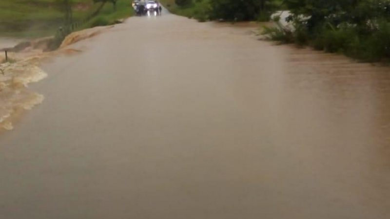 Foto 1 da matéria: Água deixa trecho da RO-010 intransitável, próximo a Nova Brasilândia