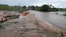 Água deixa trecho da RO-010 intransitável, próximo a Nova Brasilândia