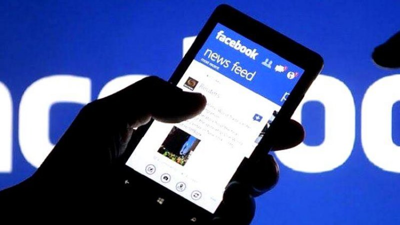 Adolescente tem casa invadida e é surrada após publicação em rede social