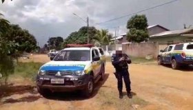 Armados, assaltantes rendem clientes e levam joias e dinheiro após roubo em...