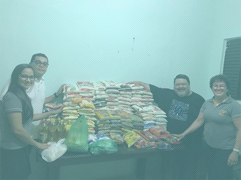 As cestas com alimentos foram entregues pelo diretor da Conectinove, Ronaldo Adriano Barreto, junto com a Presidente da Farol, Maria de Lurdes.