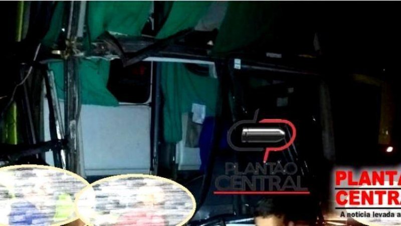 Ônibus transportando acadêmicos colide com carreta na BR-364