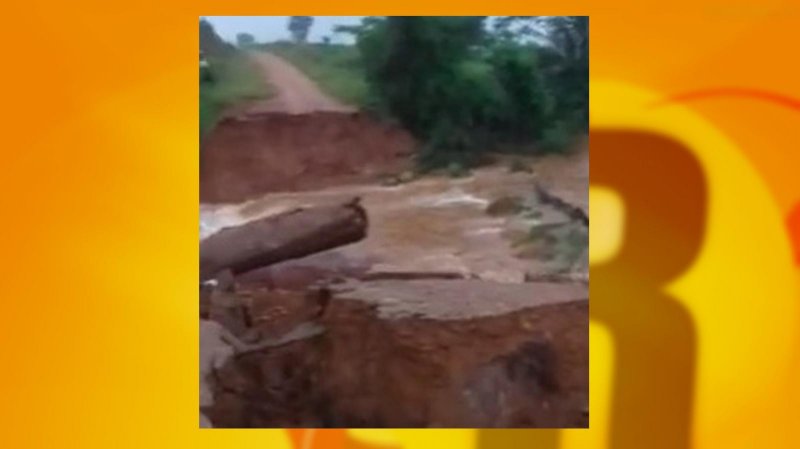 Ponte recuperada há 30 dias pelo DER na “Rodovia do Boi” rompe novamente; agricultores estão ilhados