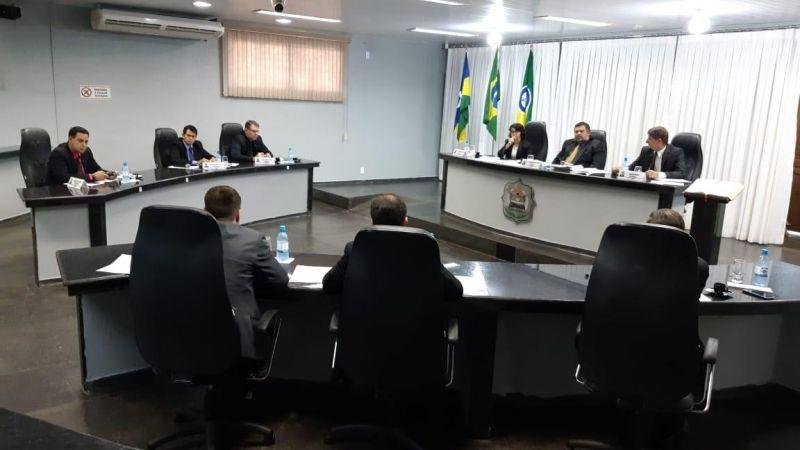 Professor de Rolim de Moura é acusado de fazer acordo com diretora para passar o Carnaval no Rio de Janeiro