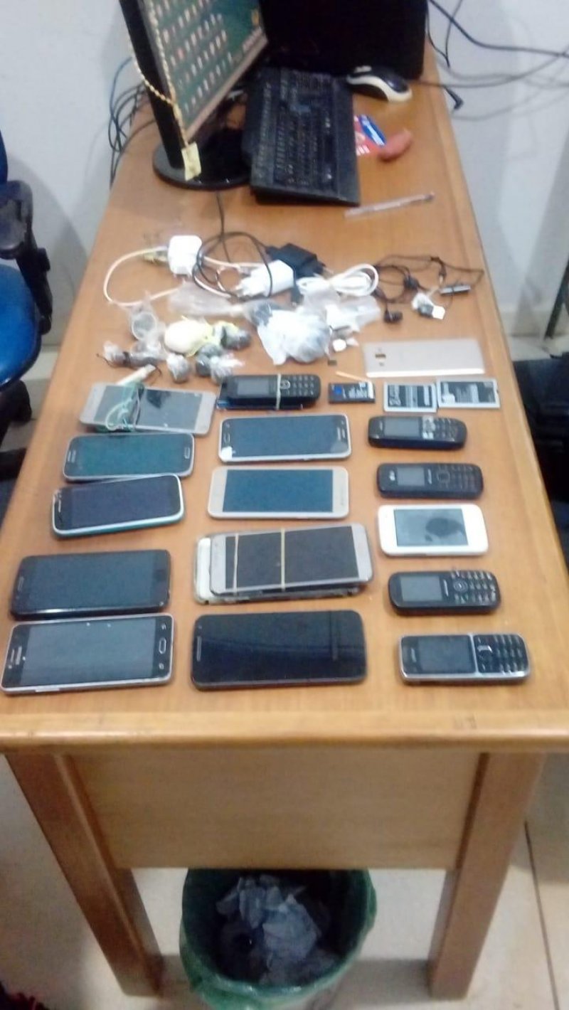 15 celulares apreendidos no presídio de Cacoal em operação conjunta