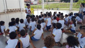Alunos da Escola João Batista Dias comemoram dia Internacional do Livro na...