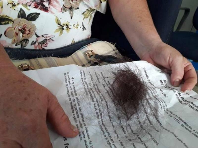 Passageira se irrita com exigência de documento para embarcar em ônibus e “arranca cabelo” de funcionária em Vilhena