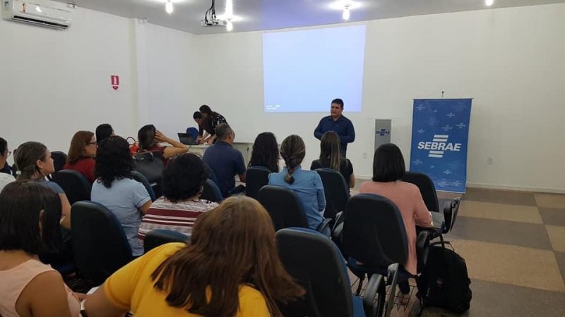 Rolim de Moura - SEMEC e SEBRAE apresentam o JEPP para diretores e coordenadores das escolas municipais
