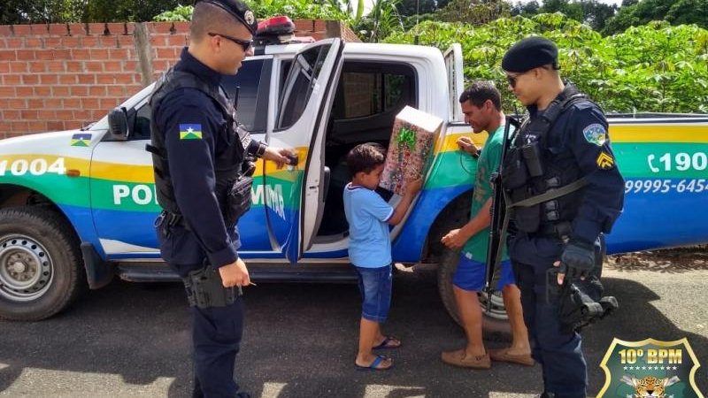Foto 1 da matéria: Polícia Militar do 10º BPM em Migrantinópolis realiza sonho de criança ao participar de aniversário surpresa