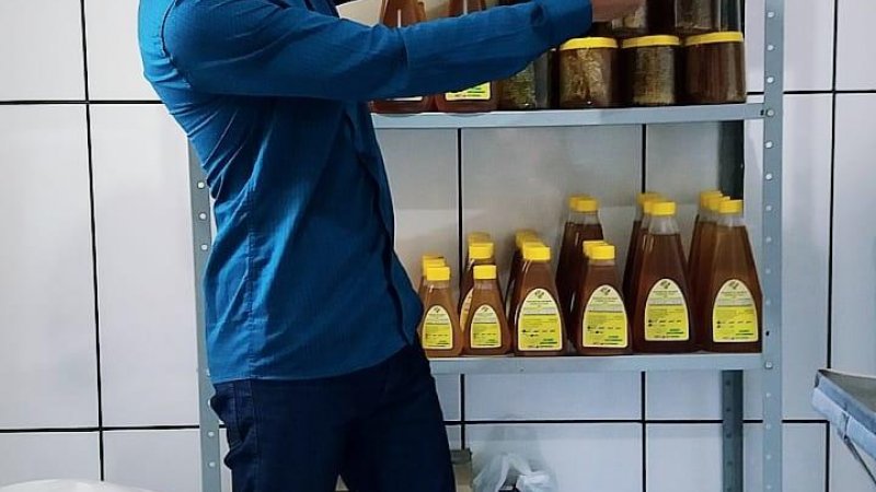 Foto 2 da matéria: Jovem recebe placa de 100 mil inscritos no YouTube com canal de apicultura