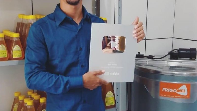 Foto 1 da matéria: Jovem recebe placa de 100 mil inscritos no YouTube com canal de apicultura