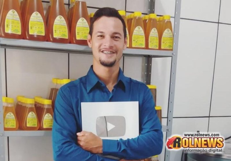 Jovem recebe placa de 100 mil inscritos no YouTube com canal de apicultura