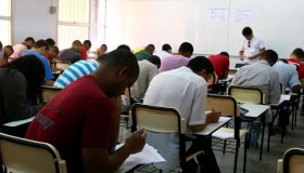 PEC proíbe novos concursos e propõe redução de jornada e de salário dos...