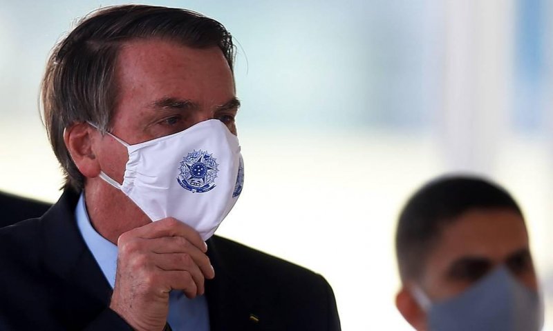 Presidente Jair Bolsonaro conversa com apoiadores em frente ao Palácio da Alvorada, na terça Foto: Jorge William / Agência O Globo