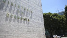 O governo estima que até 3,5 milhões de empresas e contribuintes possam...