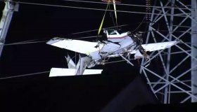 Avião atinge torre de energia e ocupantes ficam suspensos por 7 horas