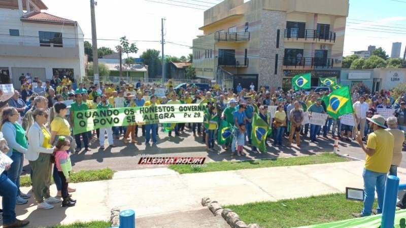 Foto 1 da matéria: Feriado iniciou com manifestações em frente ao quartel da PM em Rolim de Moura