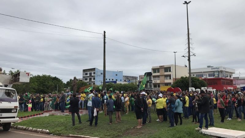 Foto 1 da matéria: Rolim de Moura é marcada por manifestações nesta tarde de terça, 01