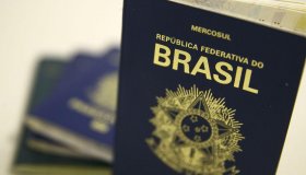 Secretário promete liberar verba para retomar emissão de passaportes