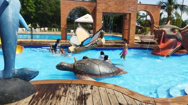 Foto 2 da matéria: Atividades do Serviço de Fortalecimento de vínculos encerrado com festa na AABB em Rolim de Moura
