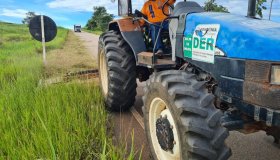 DER realiza serviços de roçagem mecanizada na Rodovia-479, que interliga...
