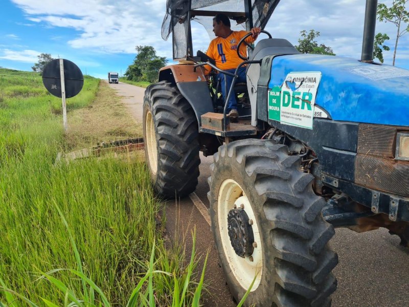 DER realiza serviços de roçagem mecanizada na Rodovia-479, que interliga Rolim de Moura à BR-364
