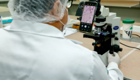 Exames para diagnóstico da Doença de Chagas são realizados no Lacen, em...