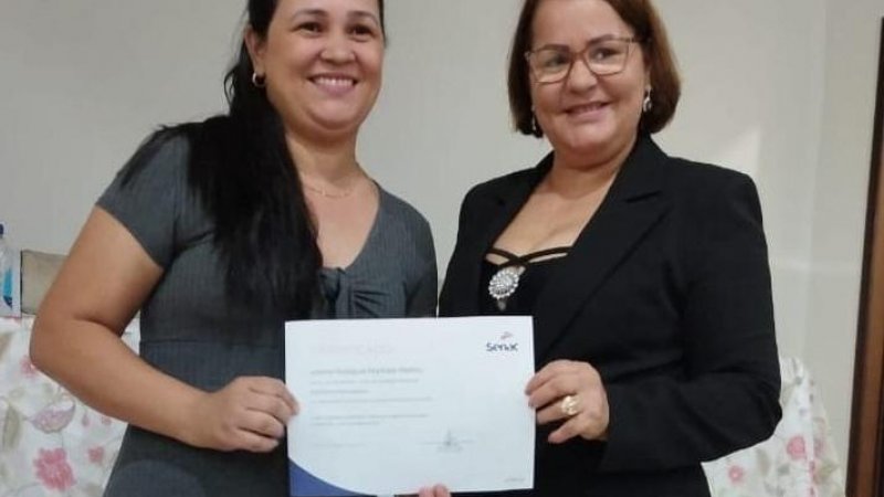 Foto 2 da matéria: SEMAS e Senac entregam certificados do Curso de Assistente Administrativo em Rolim de Moura