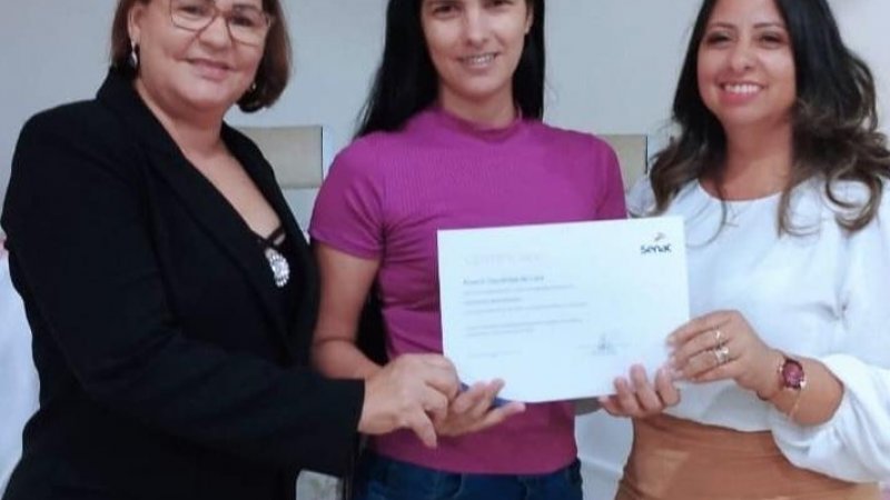 Foto 1 da matéria: SEMAS e Senac entregam certificados do Curso de Assistente Administrativo em Rolim de Moura