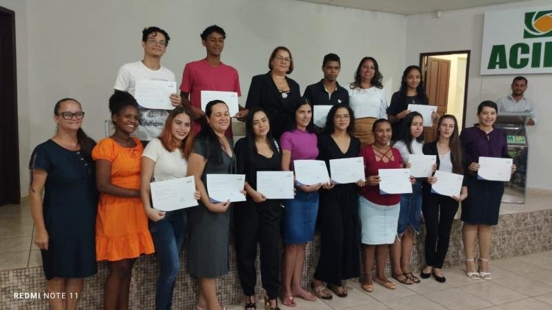 Foto 3 da matéria: SEMAS e Senac entregam certificados do Curso de Assistente Administrativo em Rolim de Moura