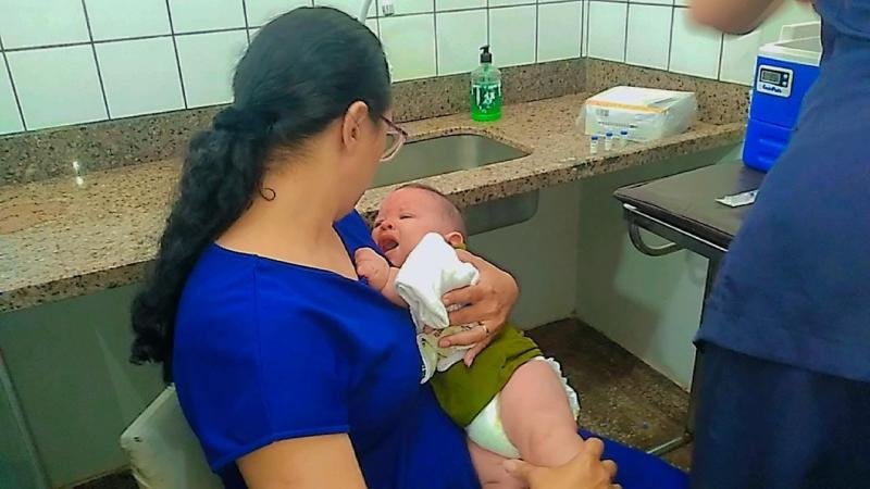Foto 4 da matéria: SEMUSA realiza aplicação do medicamento Palivizumabe em crianças cardiopatas contra o vírus sincicial respiratório em Rolim de Moura