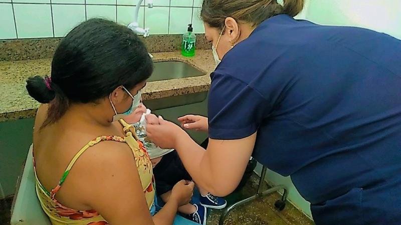 Foto 1 da matéria: SEMUSA realiza aplicação do medicamento Palivizumabe em crianças cardiopatas contra o vírus sincicial respiratório em Rolim de Moura