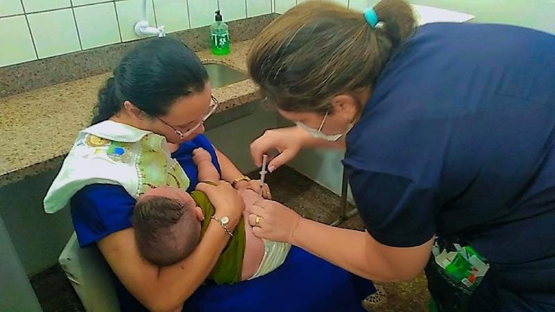 Foto 3 da matéria: SEMUSA realiza aplicação do medicamento Palivizumabe em crianças cardiopatas contra o vírus sincicial respiratório em Rolim de Moura
