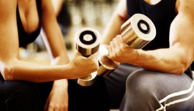 Fazer musculação reduz a pressão arterial: veja quanto peso você precisa...