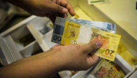 Governo oferece reajuste salarial de 7,9% a servidores