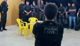 Policiais fazem buscas nas residências de suspeitos de matar criança em...